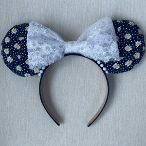 Minnie Mouse eats